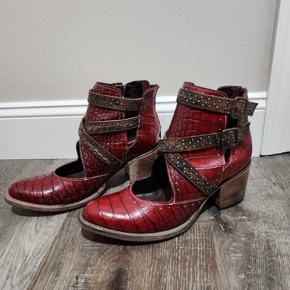 Freebird by Steven brand new leather Sapphire size 8 (best for 8 or 8.5).
